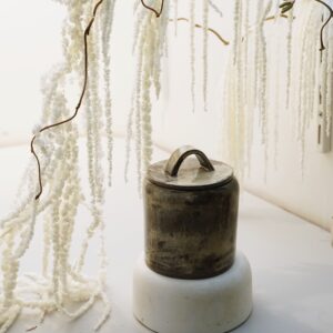 Skóra i Labdanum - świeca w ceramice